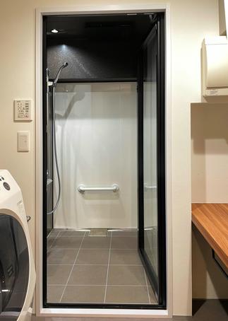 ガラス扉のシャワールーム