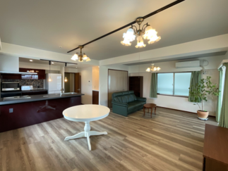 床を貼り替え、ひろびろとしたリビングになりました。