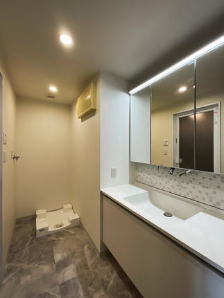 引き戸を採用して使いやすく。明るく清潔感のある空間になりました。