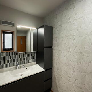 洗面室の壁2面にココエコを施工。床下にも断熱材を増し貼りしました