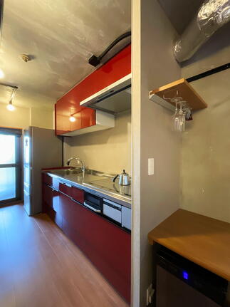 ポイントカラーの赤いキッチン