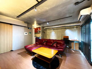 インダストリアルにダンディな雰囲気のインテリアで洗練された雰囲気に。