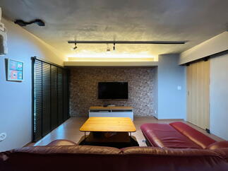 天井と壁を現し、左官仕上げに。スポットライトで照らして、表情豊かな趣を楽しめるように。