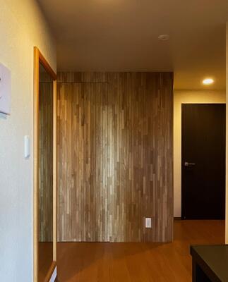 リビングのドアがどこにあるか一見わからない、 木目のからくりドアのように。