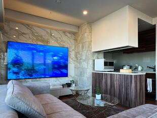 壁掛けTV＋石目タイル＋間接照明でLDKが 驚きのホテルライク空間に✨