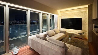 夜景が映える空間に間接照明でホテルライクな演出