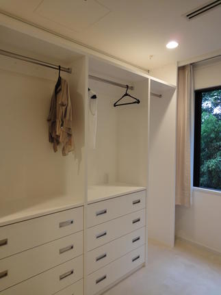 洋室をショップのようなウォークインクローゼットに