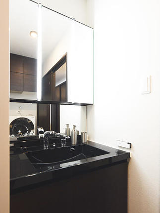 二階は　LIXIL　洗面化粧台ルミシス　にお取替え