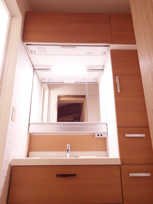 スマートポケット＆3面鏡で細かいものも　スッキリ収納