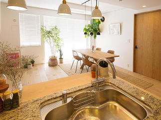 キッチンから見たリビング