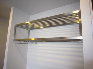 背面収納の吊戸を撤去し、特注パイプラック＆グラスホルダーを設置