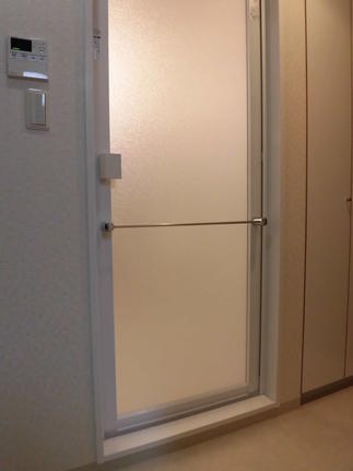 リフォーム後のユニットバス入口ドア