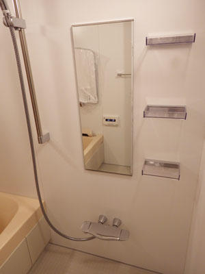 リフォーム後のユニットバス(鏡まわり)