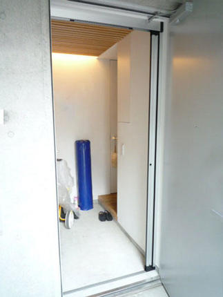 リフォーム後の玄関網戸(開けた状態)