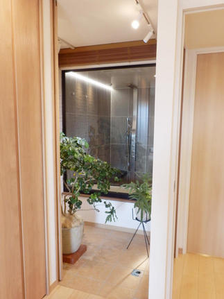 リフォーム後の寝室から見たパティオ＆浴室