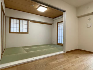 リフォーム後のリビング＆和室入口