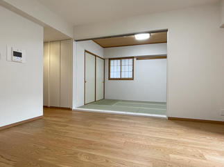 リフォーム後のリビング＆和室入口