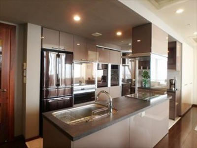 機能的で美しいオープンキッチンに