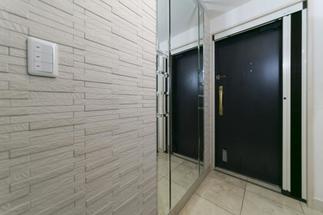 エコカラットと鏡がアクセントの明るい玄関