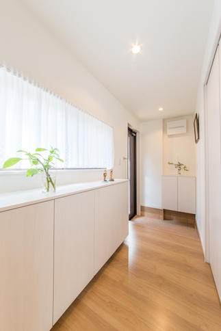 自然光が入り、明るく広い玄関でお客さまを迎えられるようになりました。