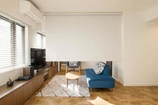 来客の宿泊時にはロールスクリーンを下げて間仕切りに