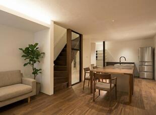 キッチンを真ん中に据えた都内の狭小住宅