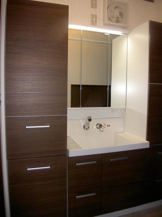 サイド収納もたっぷり！機能的な洗面室空間に。