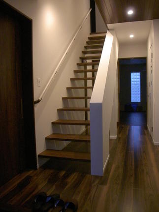 フロート階段で空間の広がりを演出