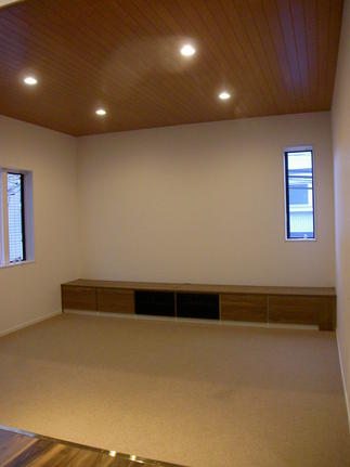 木板天井とダウンライトで落ち着くリビング