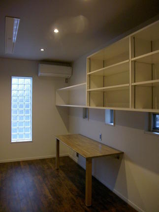 ガラスブロックからやさしく光が差し込む多目的スペース