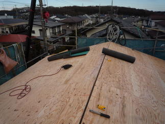 新しい野地板ベニヤで下地もしっかりつくります