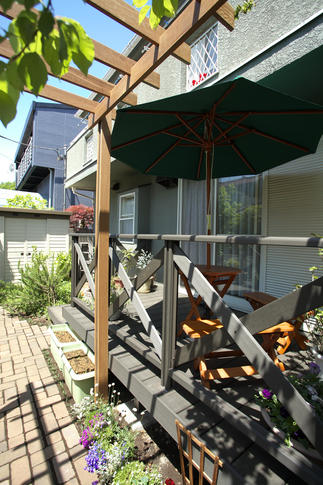 木製パーゴラからの木漏れ日