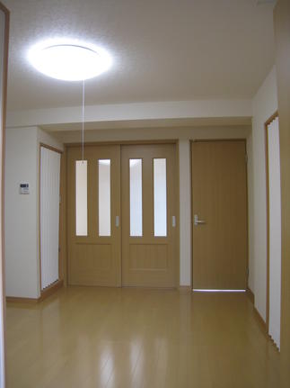 建具、床の色を明るくしたことで、部屋全体が広く感じられます。