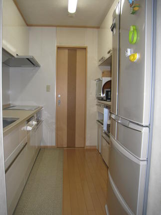 セラミックカウンターの収納たっぷりなキッチンと背面収納で家族みんなが使いやすくお手入れの楽なキッチンに