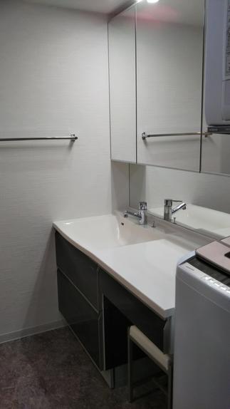 ワイドなカウンターのホーローの洗面台