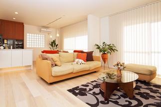 モダンなホテルのような広く明るいリビング