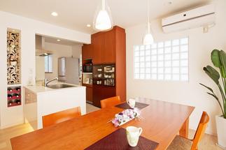 DIVING　ガラスブロックからの柔らかな光に包まれたダイニングキッチン