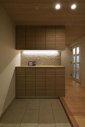 玄関の印象的なタイル