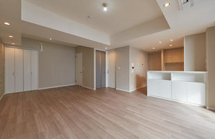 広々として明るいイメージの中で、落ち着きある空間