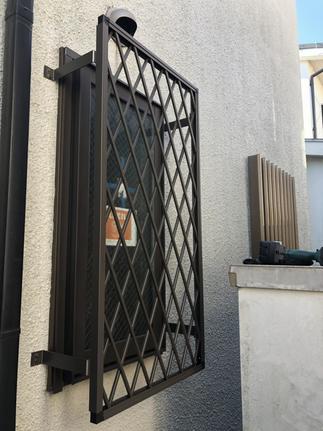 窓もジャロジーから縦滑り出し窓へ変更　→　ＰＧガラスで暖かい窓になりました。