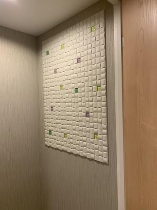 トイレの入口右壁へ　ガラスモザイクのエコカラットがとても素敵です。