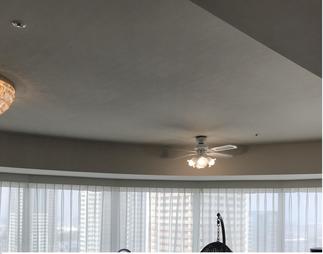 第二工事では、もともとのリビング側のシーリングライトを1箇所　ダウンライトへ変更する工事をさせていただきました。　施工前