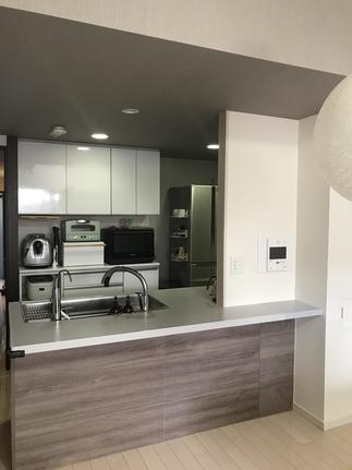 リビングへ広がるカウンターが、物置になりがちだった木製のカウンターから、一緒に料理を楽しむスペースへと用途を変えたカウンターに変身しました。また、おしゃれな奥様が、キッチンの天井を扉カラーと同系色を選定されて、内装に統一感が出てとても素敵になりました。