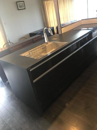 自動水栓はこのご時勢絶対のお勧めです！マットなクロの天板がスタイリッシュです。