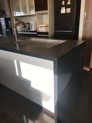 サイドパネルも天板と同じ厚みでとても高級感があります。