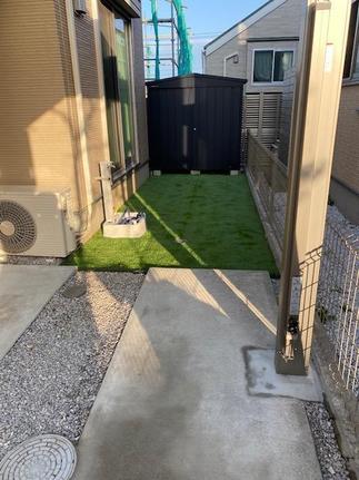 お庭スペースに人工芝を！