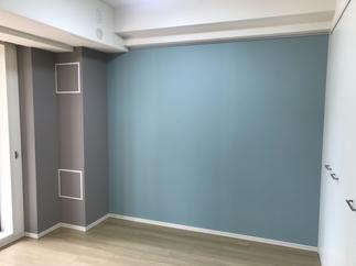 ブルーの鮮やかなアクセントクロスとグレーの黒板クロスを柱部分に施工。遊びごごろたくさんの空間です。