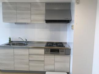 床がメープルで、キッチン扉も柔らかい白木目をえらびました。