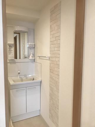 ボウルのみで脱衣所がなかったお風呂前を洗面室に変更しました。