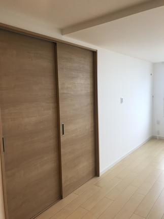 リビングとプライベートルームを分ける引き戸　床と同じようなカラーで統一感を。。。